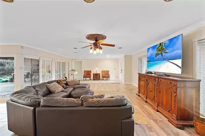 8541 N Lake Dasha Dr, Plantation, FL 33324 - Photo 6