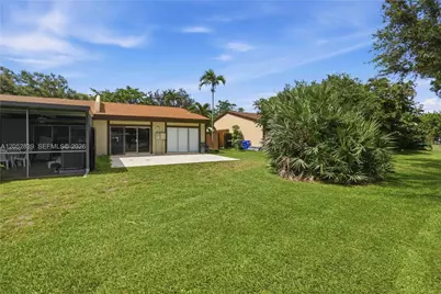 10680 Cherry Ave, Pembroke Pines, FL 33026 - Photo 28