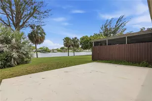 10680 Cherry Ave, Pembroke Pines, FL 33026 - Photo 26