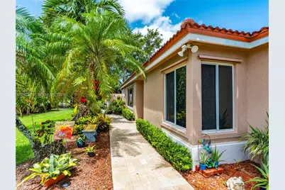 1707 SW 109th Ter, Davie, FL 33324 - Photo 4