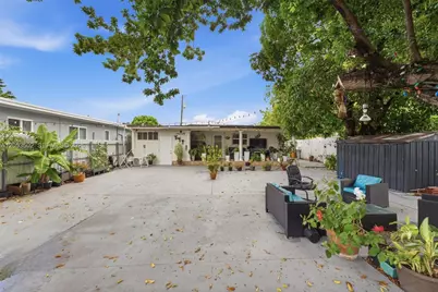 419 SE 3rd St, Hialeah, FL 33010 - Photo 2