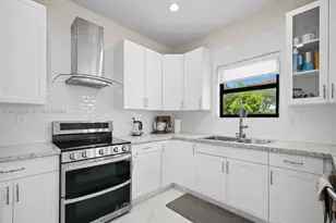 918 NE 191st St, Miami, FL 33179 - Photo 16