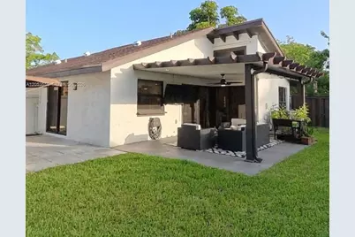 1490 Flamingo Ct, Pembroke Pines, FL 33026 - Photo 4