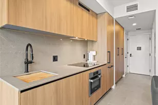 121 NE 5th St, Miami, FL 33132 - Photo 14