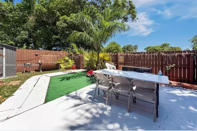 23 SW 8th St, Hallandale Beach, FL 33009 - Photo 4