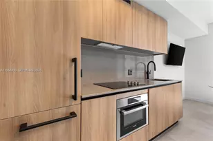 121 NE 5th St, Miami, FL 33132 - Photo 8