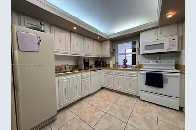 1000 Parkview Dr #107, Hallandale Beach, FL 33009 - Photo 4
