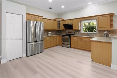 4022 Pinewood Ln, Weston, FL 33331 - Photo 10