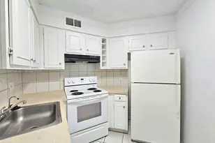 210 Lake Pointe Dr, Oakland Park, FL 33309 - Photo 16