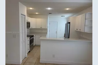 9020 N Lake Park Cir N, Davie, FL 33328 - Photo 4