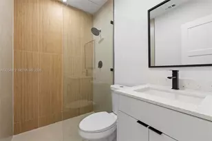 1060 NW 35th Ct, Miami, FL 33125 - Photo 10