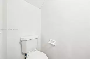8684 NW 1st St, Miami, FL 33126 - Photo 18