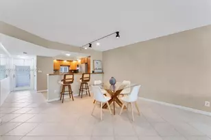 9811 N Hollybrook Lake Dr, Pembroke Pines, FL 33025 - Photo 8