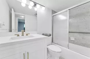 9811 N Hollybrook Lake Dr, Pembroke Pines, FL 33025 - Photo 16
