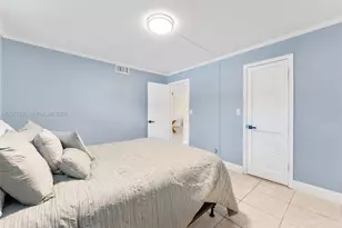 9811 N Hollybrook Lake Dr, Pembroke Pines, FL 33025 - Photo 20