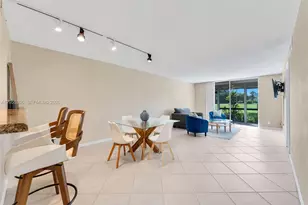 9811 N Hollybrook Lake Dr, Pembroke Pines, FL 33025 - Photo 6