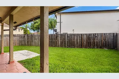 7733 NW 192 St, Hialeah, FL 33015 - Photo 30