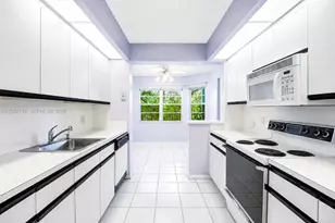 12500 SW 5th Ct, Pembroke Pines, FL 33027 - Photo 4