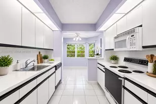 12500 SW 5th Ct, Pembroke Pines, FL 33027 - Photo 4