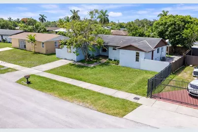 10221 SW 169th St, Miami, FL 33157 - Photo 2