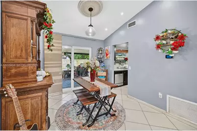 11371 NW 37th Pl, Sunrise, FL 33323 - Photo 8