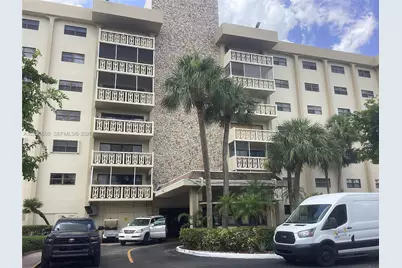 800 NE 195th St #415, Miami, FL 33179 - Photo 2