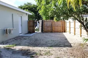 241 NE 55th St, Fort Lauderdale, FL 33334 - Photo 14