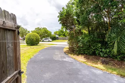 9920 Pan American Dr, Cutler Bay, FL 33189 - Photo 14