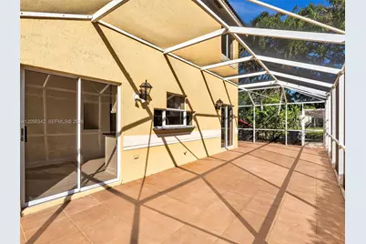 11407 Lakeview Dr, Coral Springs, FL 33071 - Photo 24
