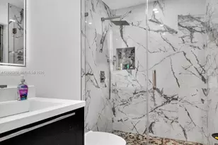 18808 W Lake Dr, Hialeah, FL 33015 - Photo 26