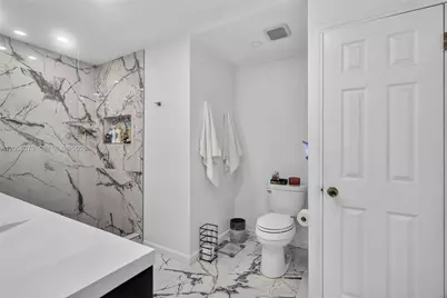 18808 W Lake Dr, Hialeah, FL 33015 - Photo 40