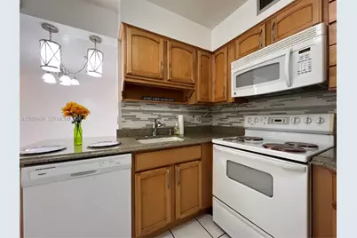 215 Lake Pointe Dr #104, Oakland Park, FL 33309 - Photo 8