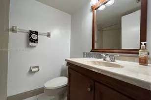 215 Lake Pointe Dr, Oakland Park, FL 33309 - Photo 14