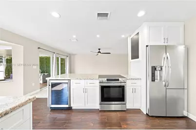 8406 NW 201st St, Hialeah, FL 33015 - Photo 14