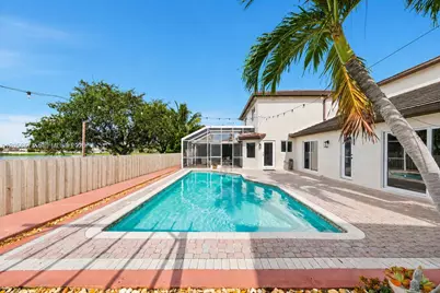 8406 NW 201st St, Hialeah, FL 33015 - Photo 46