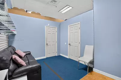 Smoke Shop For Sale in Tamiami, Kendall, FL 33184 - Photo 18