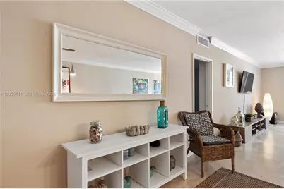 5825 Collins Ave #9C, Miami Beach, FL 33140 - Photo 6