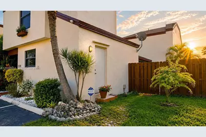 635 NW 97th Pl, Miami, FL 33172 - Photo 2