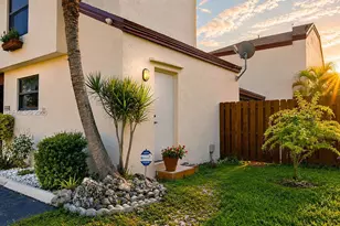 635 NW 97th Pl, Miami, FL 33172 - Photo 2