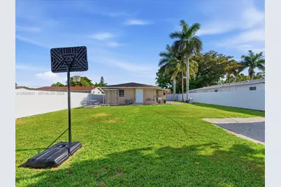827 SW 3rd St, Florida City, FL 33034 - Photo 4