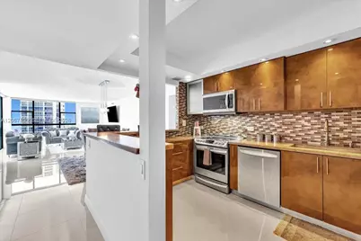 20515 E Country Club Dr #2048, Aventura, FL 33180 - Photo 4
