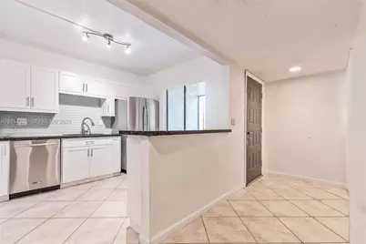 325 Lakeview Dr #102, Weston, FL 33326 - Photo 4