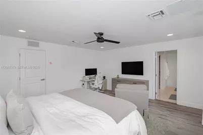 1066 NE 35th St, Oakland Park, FL 33334 - Photo 24