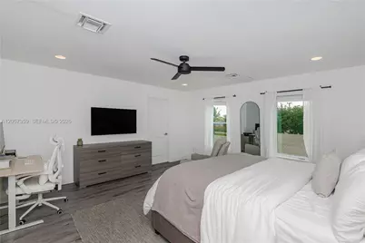 1066 NE 35th St, Oakland Park, FL 33334 - Photo 20