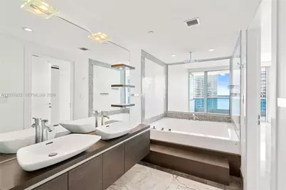 200 Biscayne Boulevard Way #4004, Miami, FL 33131 - Photo 38