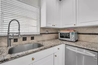 7565 NW 19th Dr, Pembroke Pines, FL 33024 - Photo 20