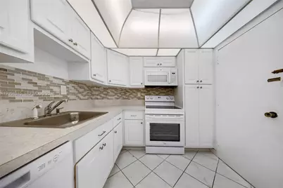 300 Bayview Dr #202, Sunny Isles Beach, FL 33160 - Photo 2