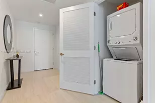 77 SE 5th St, Miami, FL 33131 - Photo 12