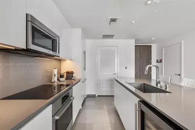 68 SE 6th St #2306, Miami, FL 33131 - Photo 6