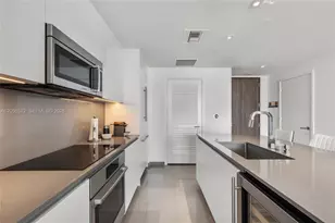 68 SE 6th St, Miami, FL 33131 - Photo 6